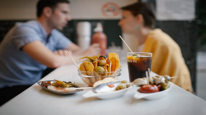Un aperitivo típico, éste con el sello de Morro Fi: no puede faltar el vermut y las diferentes variedades de banderillas.