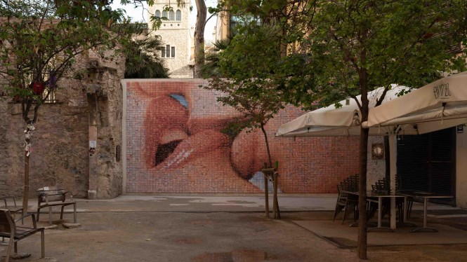 Photomosaic: The World Begins With Every Kiss. Barcelona