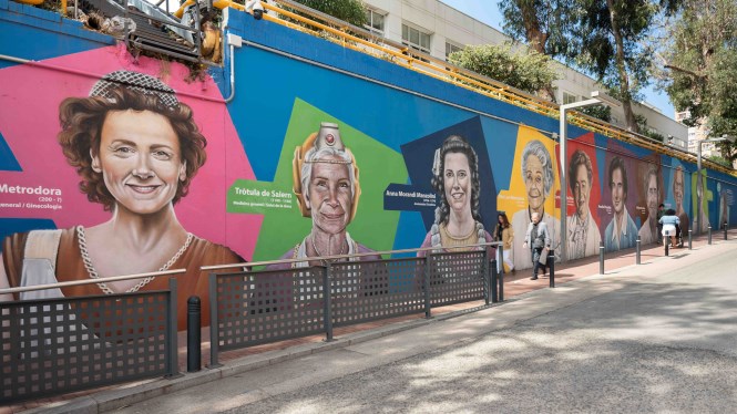 Pioneres (Pioneers) mural. Barcelona