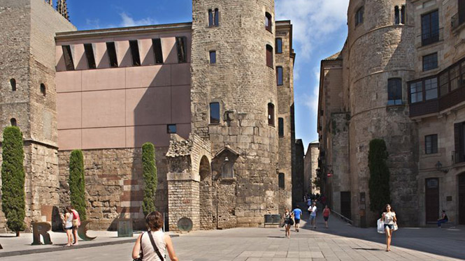 Roman aqueduct - Plaça Nova - Barcelona