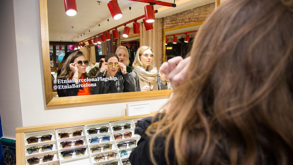 Chicas probándose gafas en la tienda Etnia Barcelona
