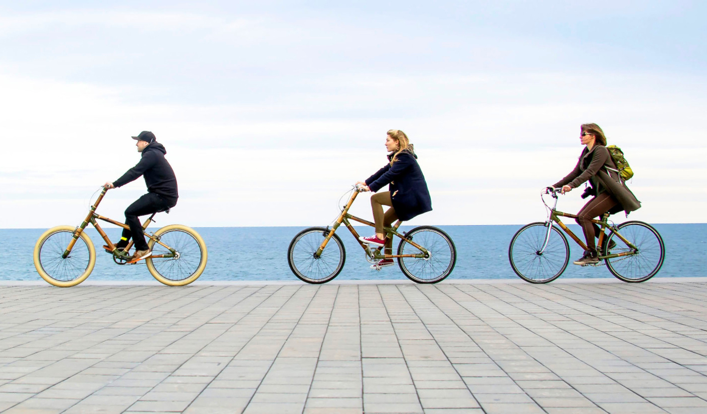 balade à vélo face à la mer à Barcelone