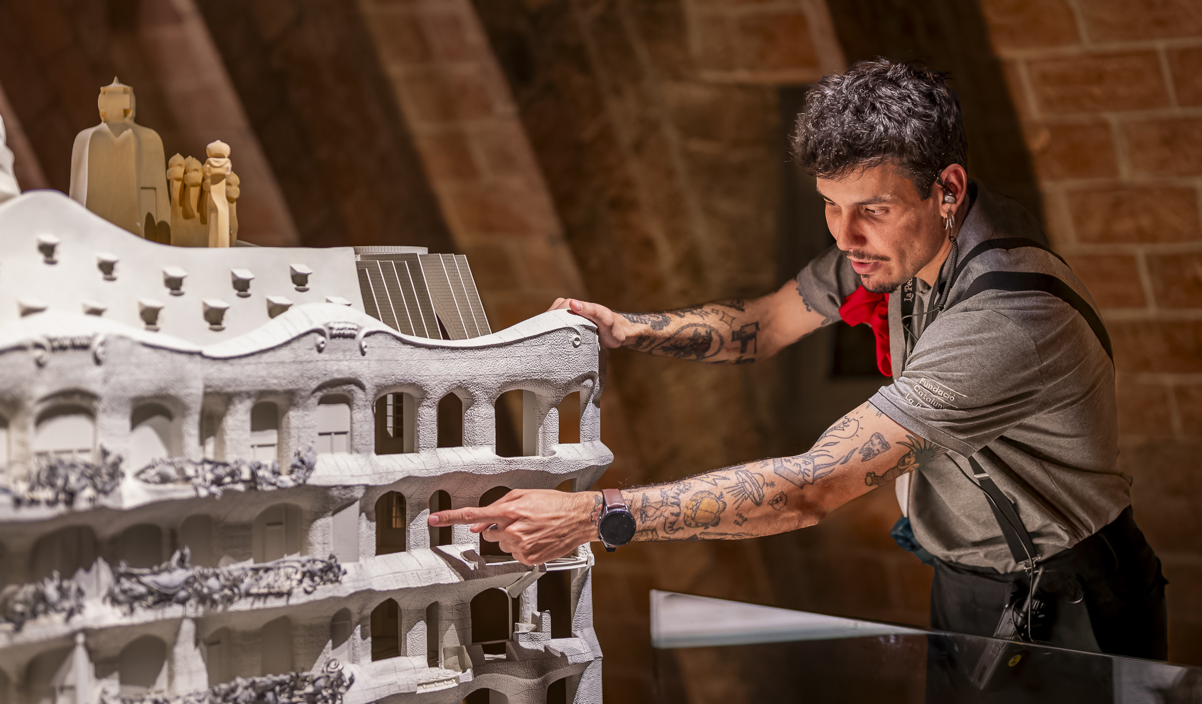 Visiteur regardant la maquette de La Pedrera de Gaudí