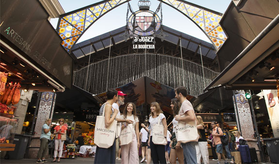 participants en un curs de cuina al mercat de la Boqueria a Barcelona