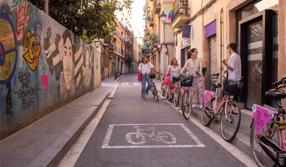 Ciclisti partecipano al tour Moco Street Art