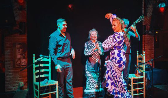 Mujer bailando flamenco