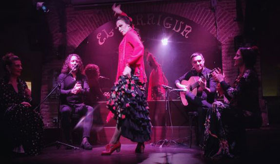 mujer bailando flamenco y músicos