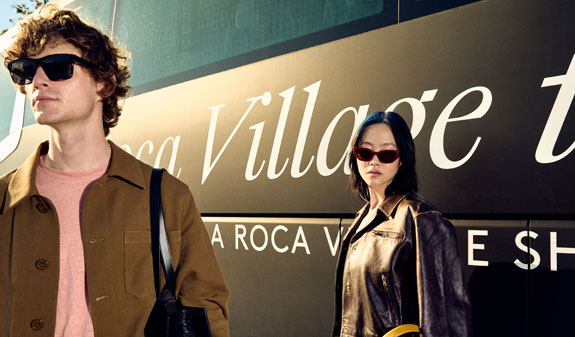 chica pujant al bus La Roca Village shopping express