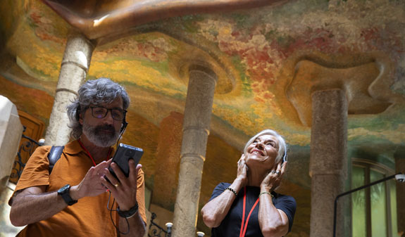 Una pareja en la planta baja de La Pedrera