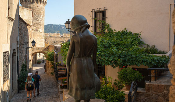 Noi i noia pasejant per la vila de Tossa de Mar