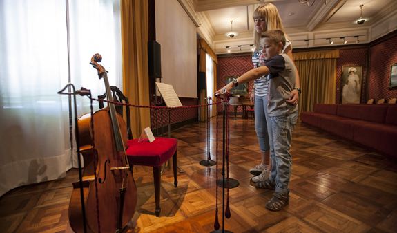 nens a l'interior del Museu Pau Casals