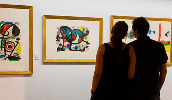 Couple looking at a painting by Miró at the Poble Espanyol in Barcelona