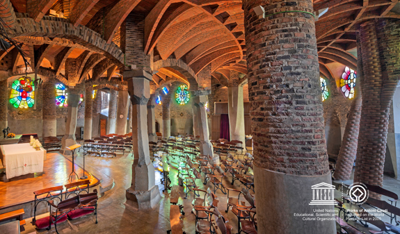 Cripta de la Colonia Güell de Gaudí - interior iglesia