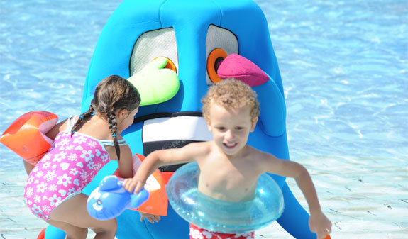 niños jugando en las piscinas de Illa Fantasia Barcelona
