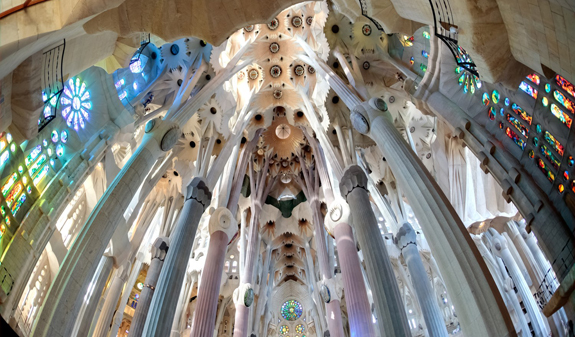 Interno della Sagrada Familia di Gaudí