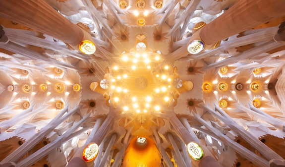 Interno della Sagrada Familia di Gaudí