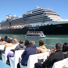 Tour de Las Golondrinas pasando delante de un crucero