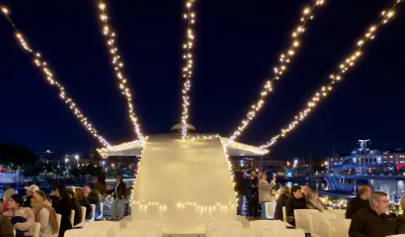 Las Golondrinas navegando delante Hotel W