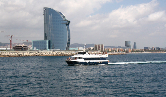 Las Golondrinas sailing in front of Hotel W