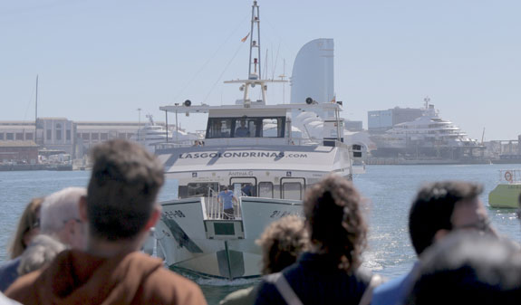 Las Golondrinas sailing in front of Hotel W