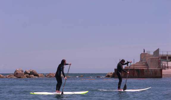 fent paddle surf al Port Olímpic de Barcelona
