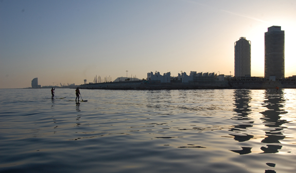 fent paddle surf davant Port Olímpic de Barcelona