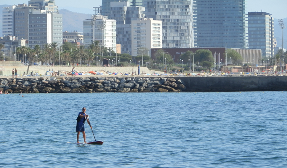 fent paddle surf davant platja de la Mar Bella