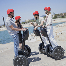 grupo en segway haciendo un tour por el litoral de Barcelona 