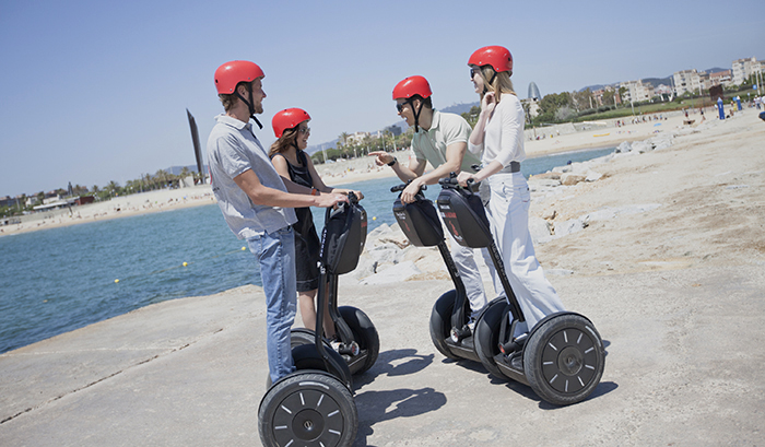 grup en segway fent un tour per litoral de Barcelona