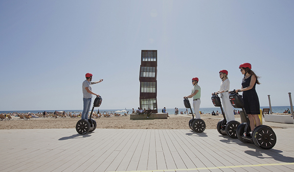 grup en segway a la platja de la Barceloneta