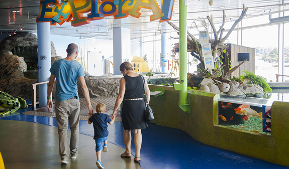 Familia passejant dins Aquàrium de Barcelona