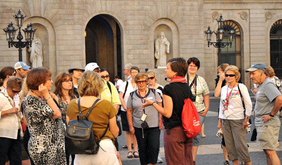 Walking tour gotico davanti al Municipio di Barcellona