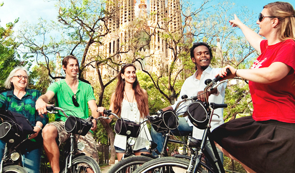 Grup de persones en bicicleta davant de la Sagrada Família