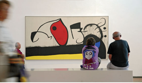 Dues persones mirant un quadre de Joan Miró a Barcelona