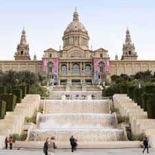 mujer en el Museo Nacional de Arte de Catalunya en Barcelona 