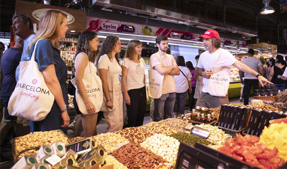 participants en un curs de cuina al mercat de la Boqueria a Barcelona