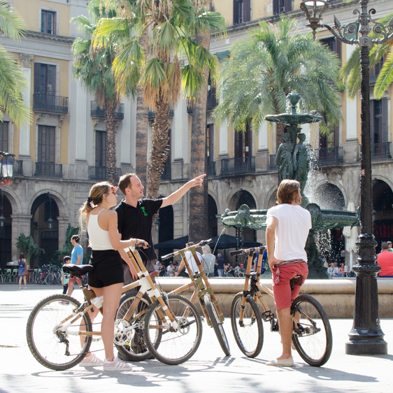 grupo en bicicleta en la Pl. Reial de Barcelona