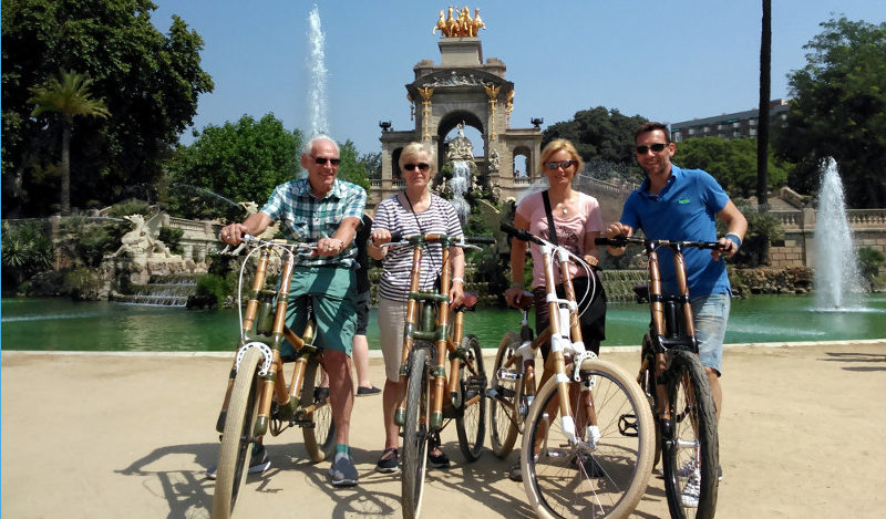 groupe en vélo dans le parc de la Citadelle à Barcelone