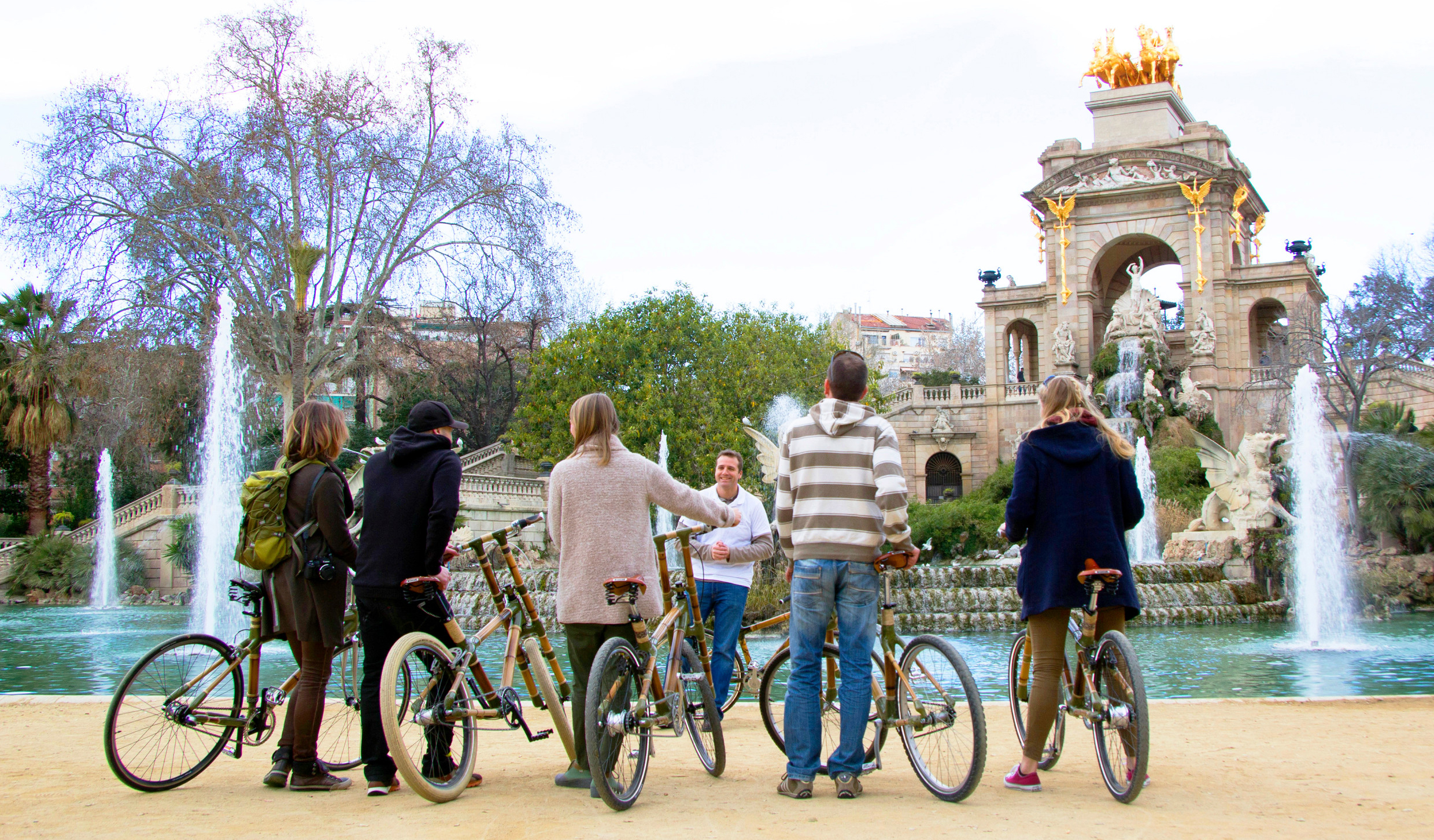groupe à vélo devant la cascade du parc de la Ciutadella à Barcelone