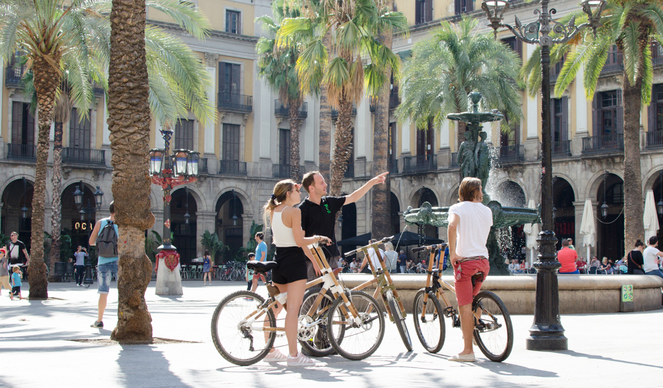 groupe en vélo sur la Pl. Reial à Barcelona