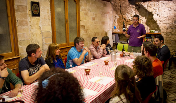 Grup de persones reunides al voltant d'una taula