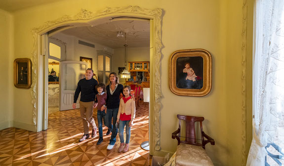Family visiting an apartment in La Pedrera