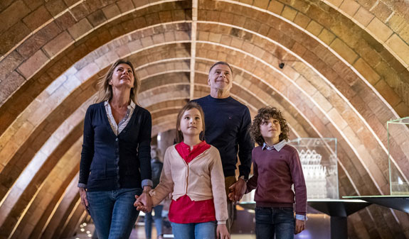Family visiting the penthouse in La Pedrera