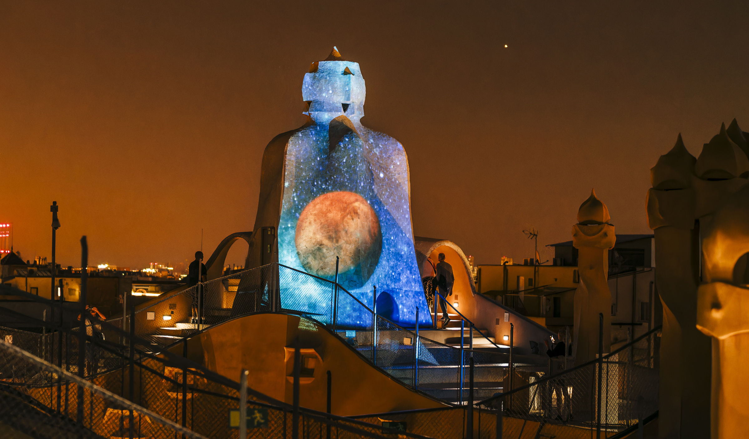Détail de la cheminée illuminée de La Pedrera de Gaudí
