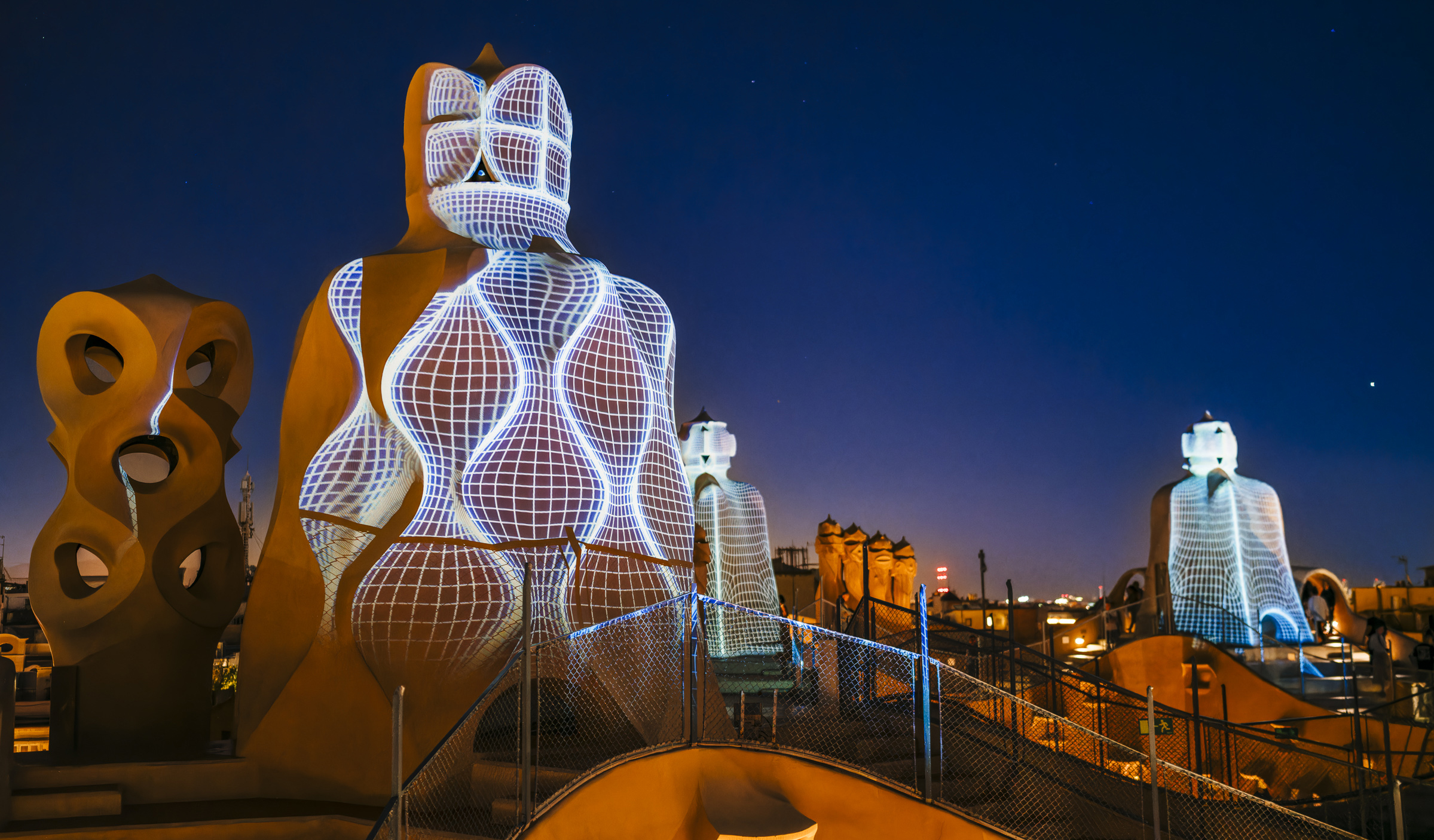 Les cheminées de La Pedrera de Gaudí illuminées