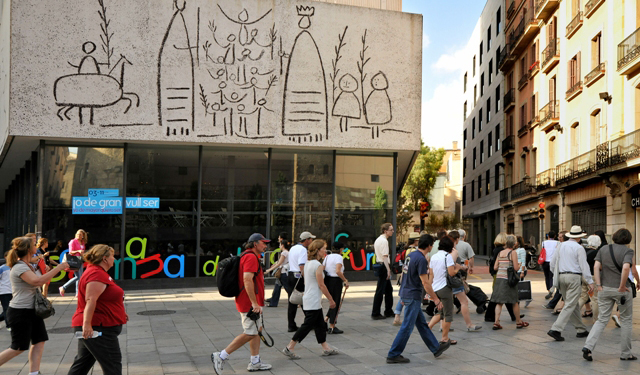 Walking tour Picasso in front of Picasso frieze